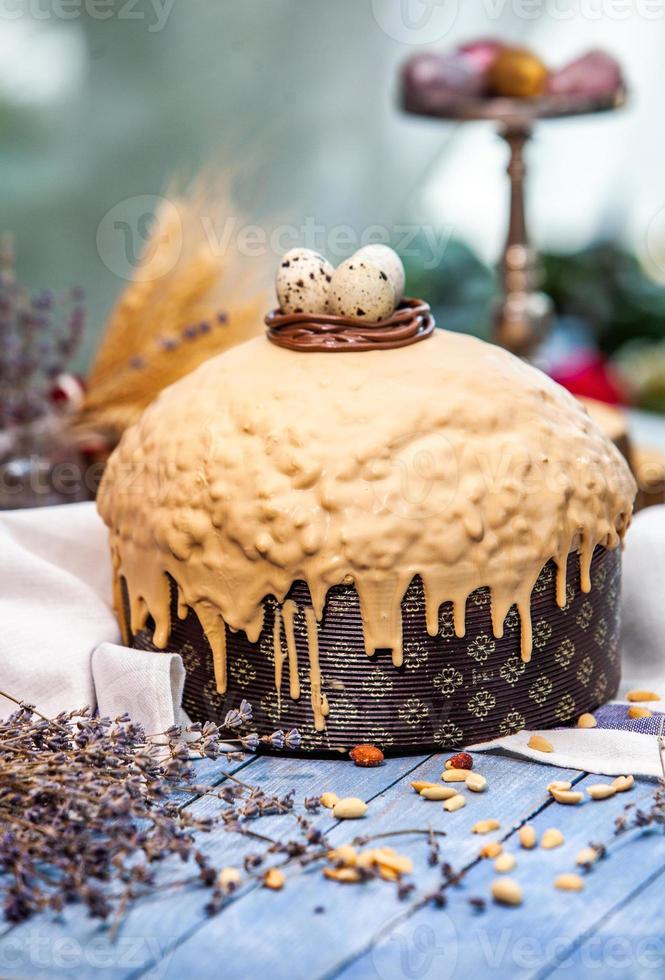 panettone maison. pain sucré italien traditionnel. panettone avec une tranche servie sur une table en bois. photo