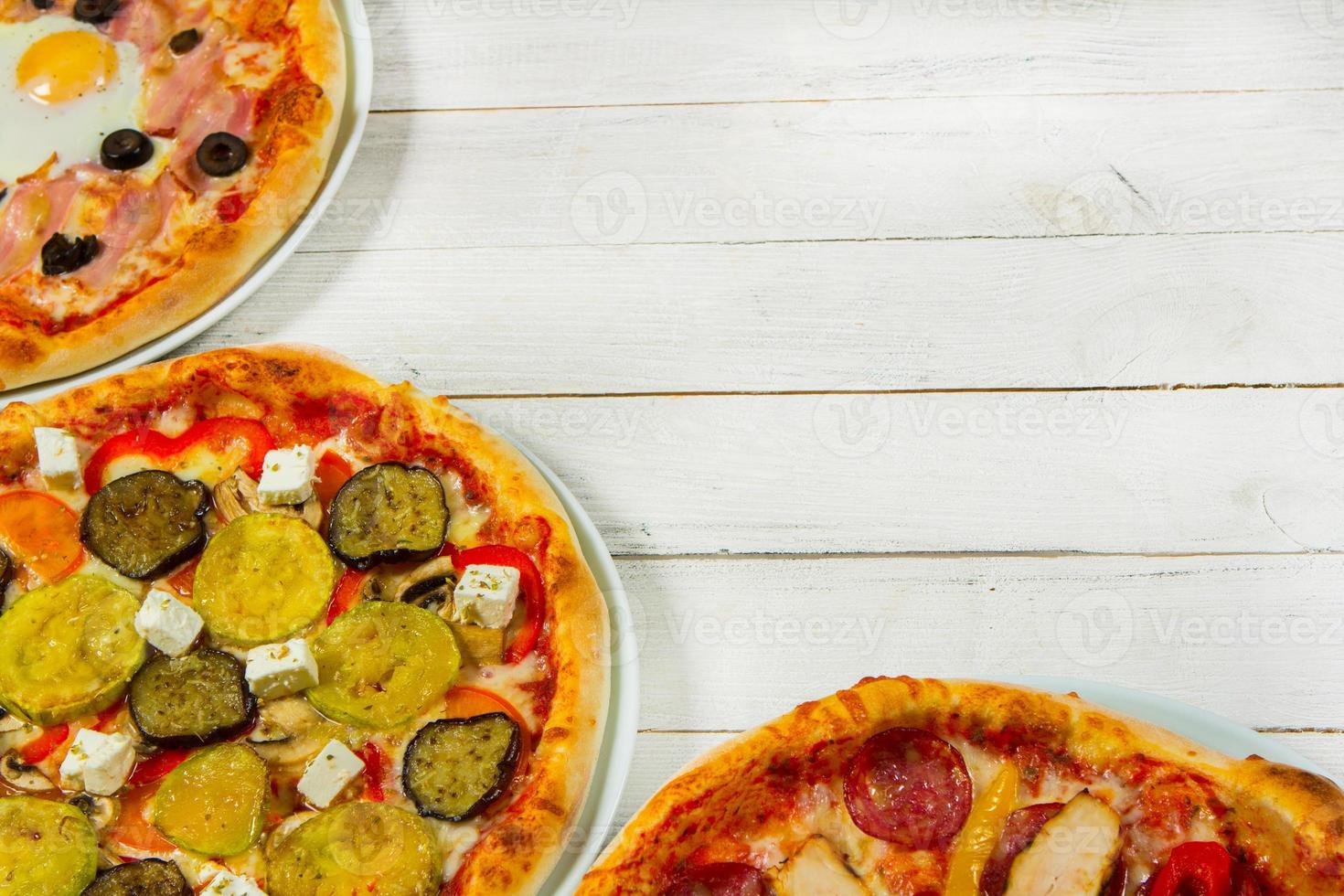 différentes tranches de pizza avec différentes garnitures sur fond blanc. couper en tranches de délicieuses pizzas fraîches. pizza savoureuse sur blanc. photo