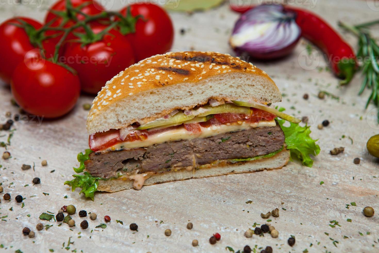 hamburger vue de dessus sur le fond en bois. hamburger, hamburger fait maison avec des légumes frais. burger de boeuf. photo