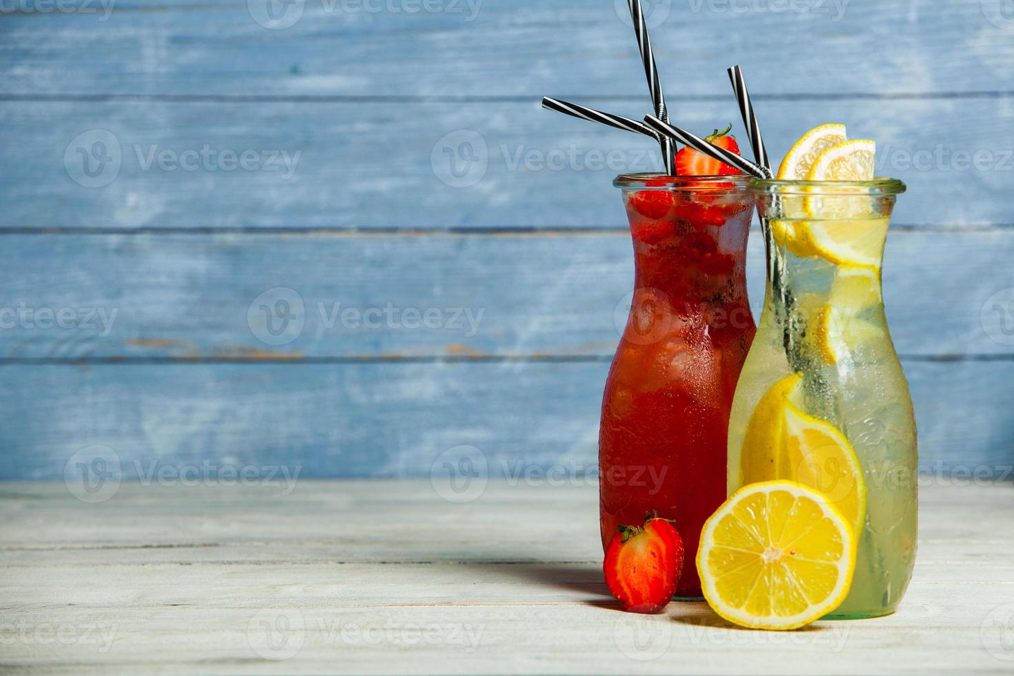 divers cocktails alcoolisés sur fond blanc. cocktails colorés se bouchent. cocktail de jus de fruits. cocktails assortis. verres de boissons aux fruits avec des glaçons sur la table au café photo