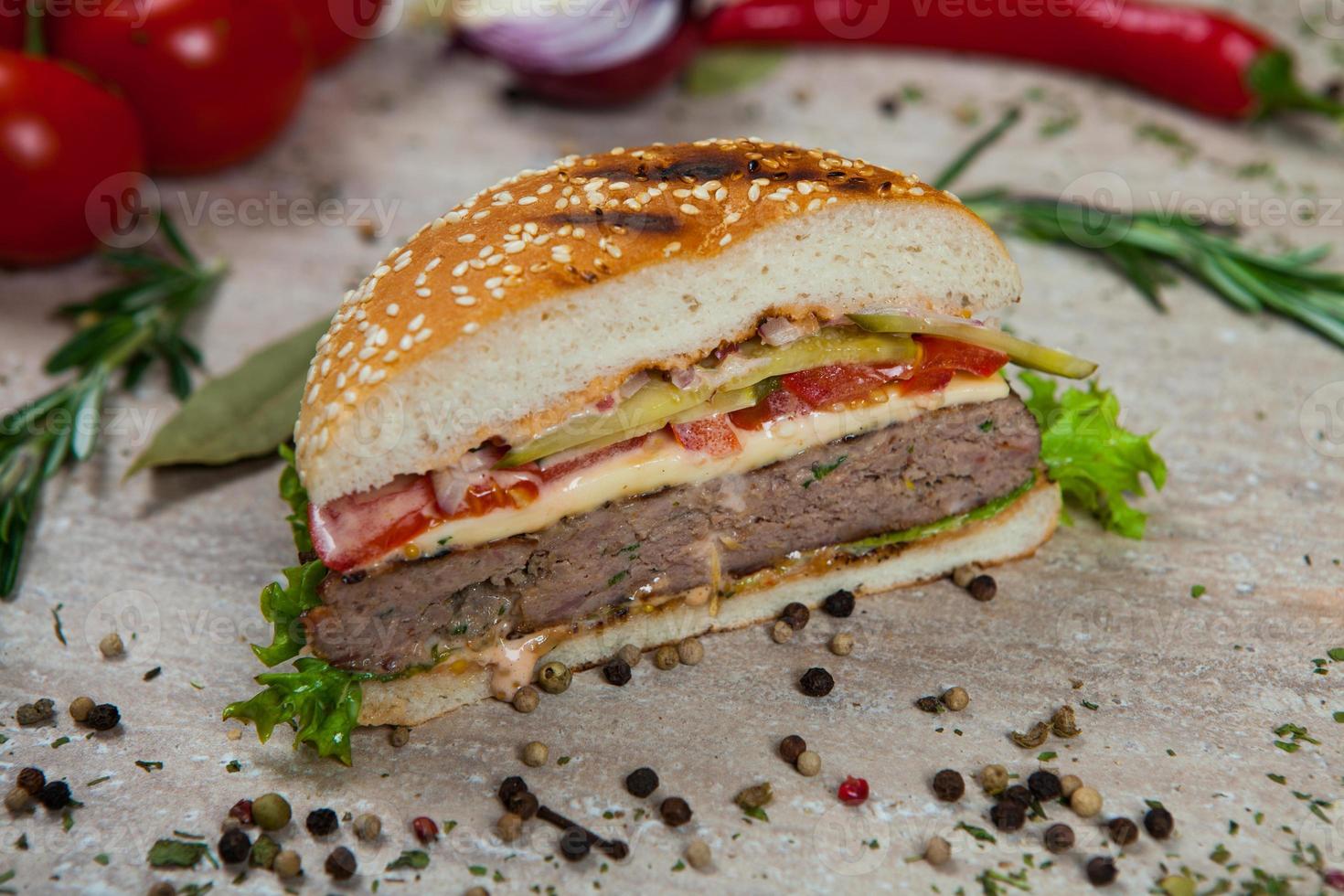 hamburger vue de dessus sur le fond en bois. hamburger, hamburger fait maison avec des légumes frais. burger de boeuf. photo