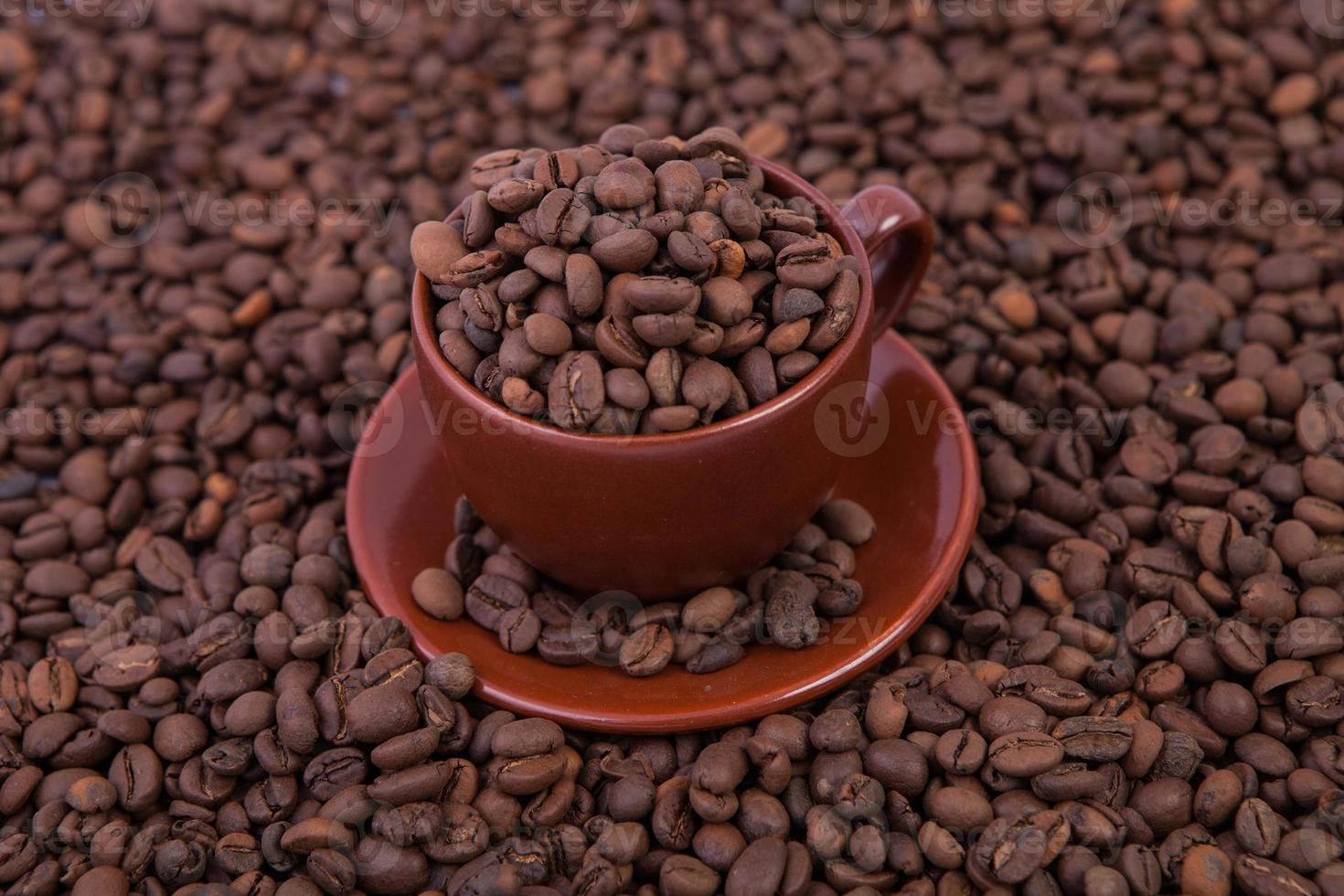 tasse de café sur le fond des grains de café photo