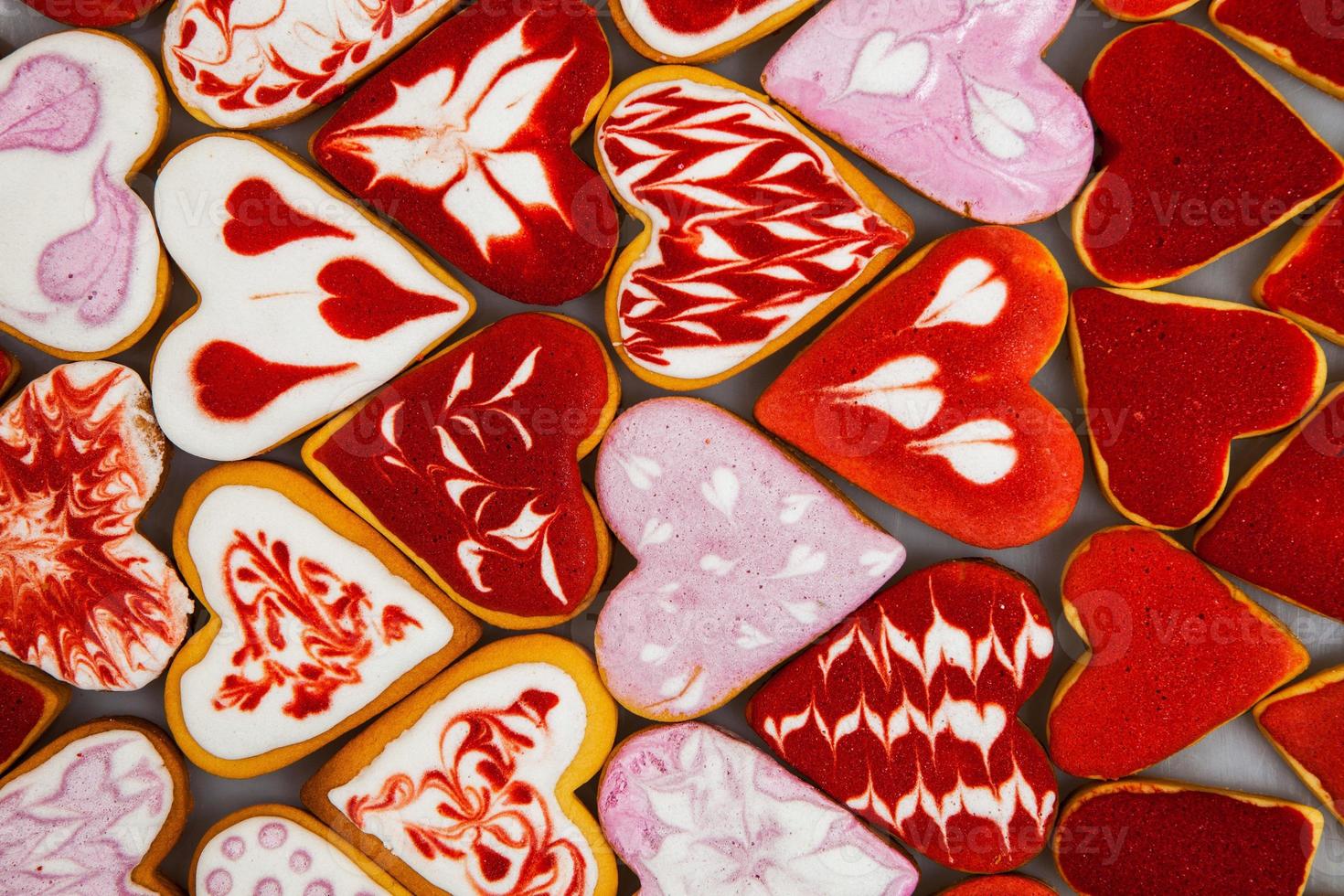 biscuits de la saint valentin. biscuits en forme de coeur pour la saint valentin. biscuits en forme de coeur rouge et rose. modèle sans couture romantique avec des coeurs de biscuits. photo