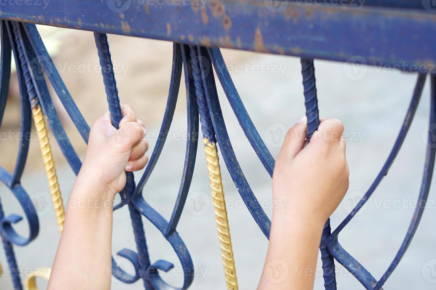 la main de l'enfant a touché la porte de la maison parce qu'il ne pouvait pas sortir. photo