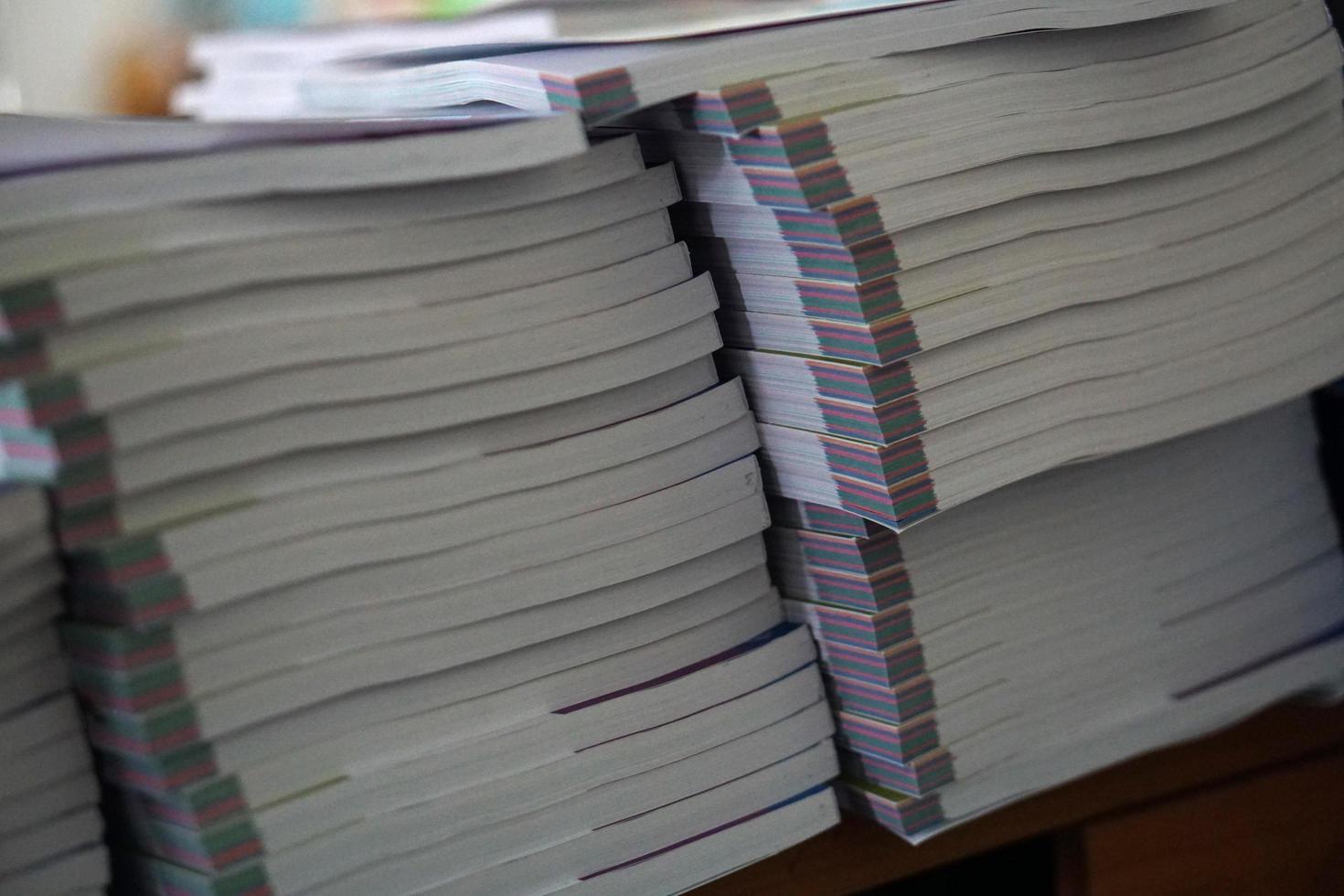 pile de livres sur un bureau en bois photo