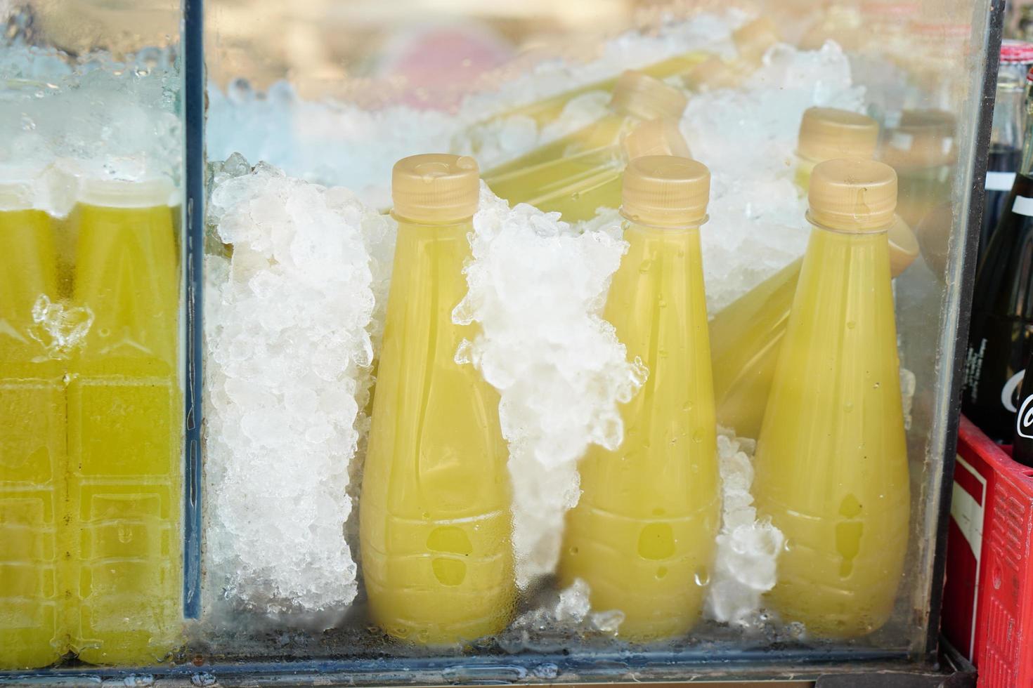 jus de canne à sucre frais congelé dans de la glace dans une armoire en verre. photo