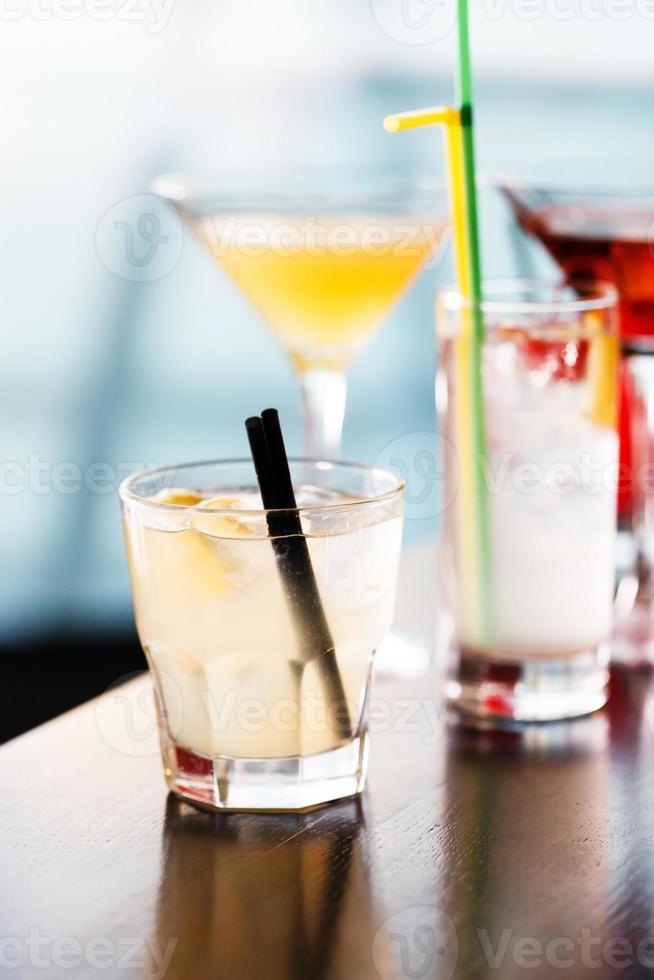 cocktails au bar photo