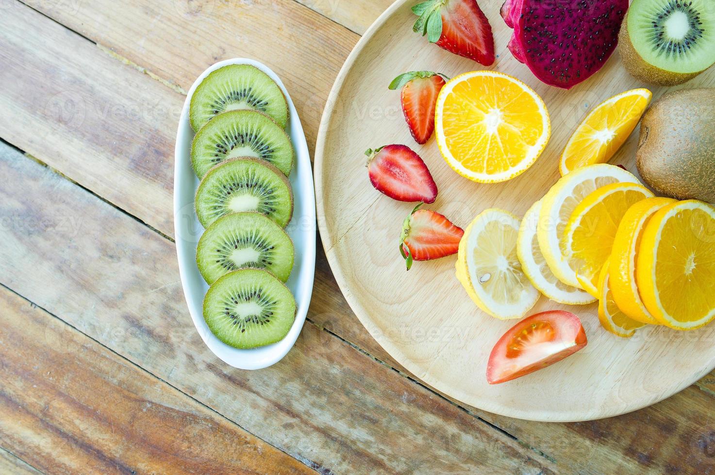 les fruits de la santé amoureux des fruits sains et des soins de santé pour manger des aliments sains. à la peau. le fruit est placé dans une belle table, pomme abricot photo