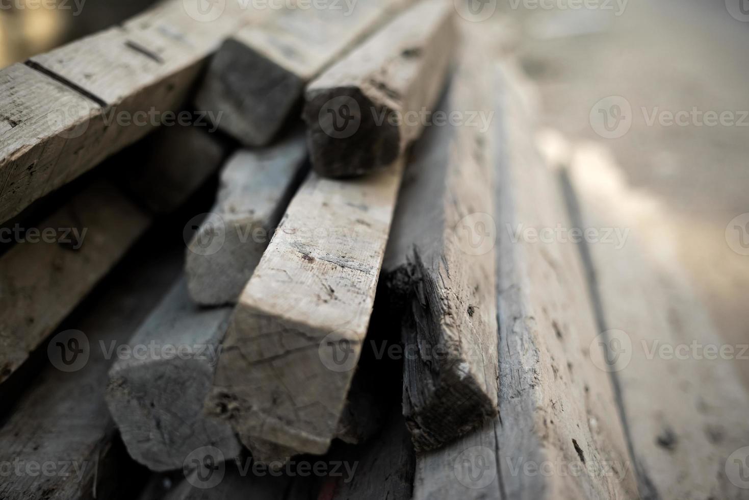 blocs de bois empilés les uns sur les autres gros plan détaillé photo