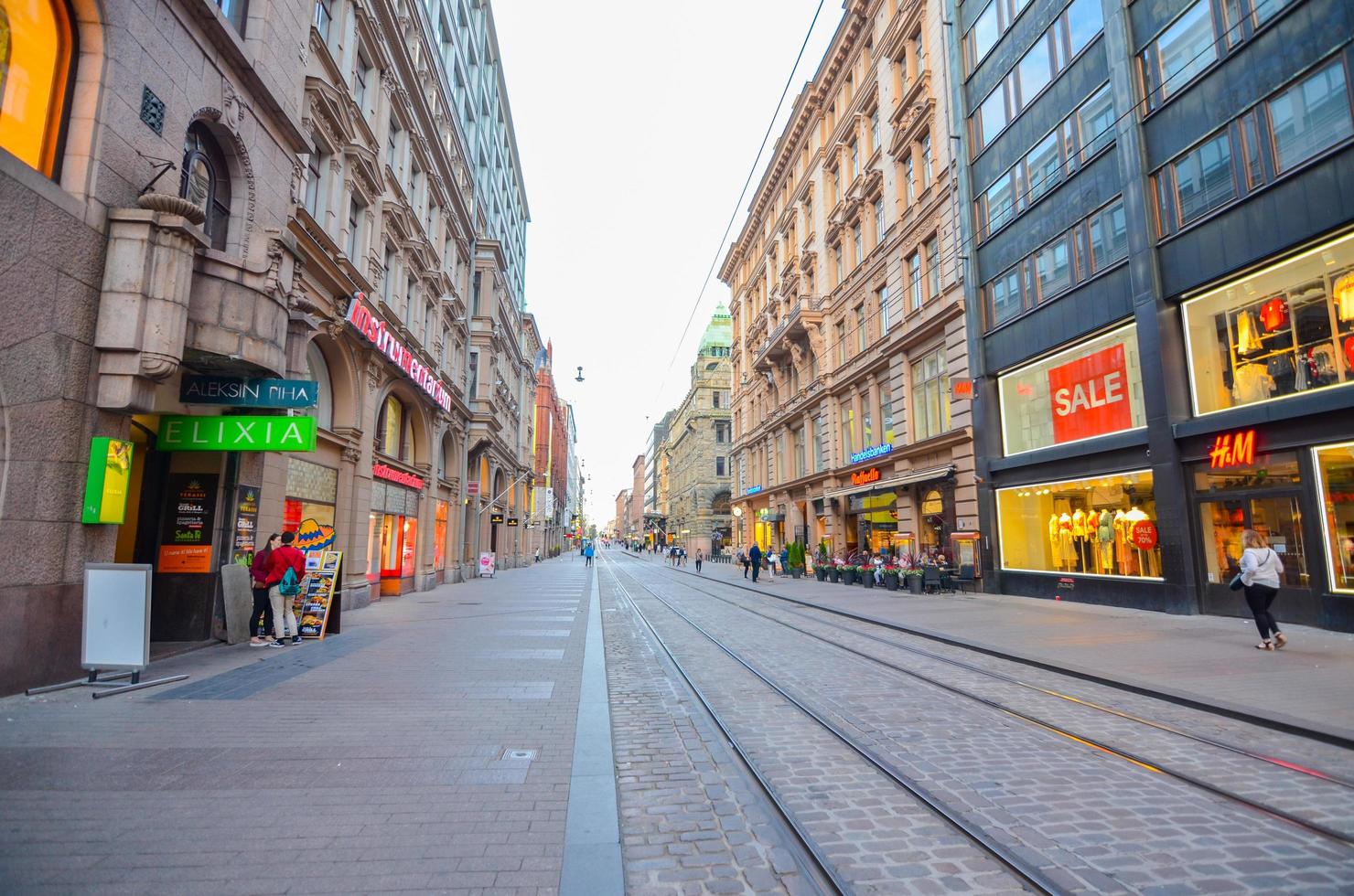 Helsinki, Finlande. 8 juillet 2017. boutiques le long de la rue dans le centre d'helsinki photo