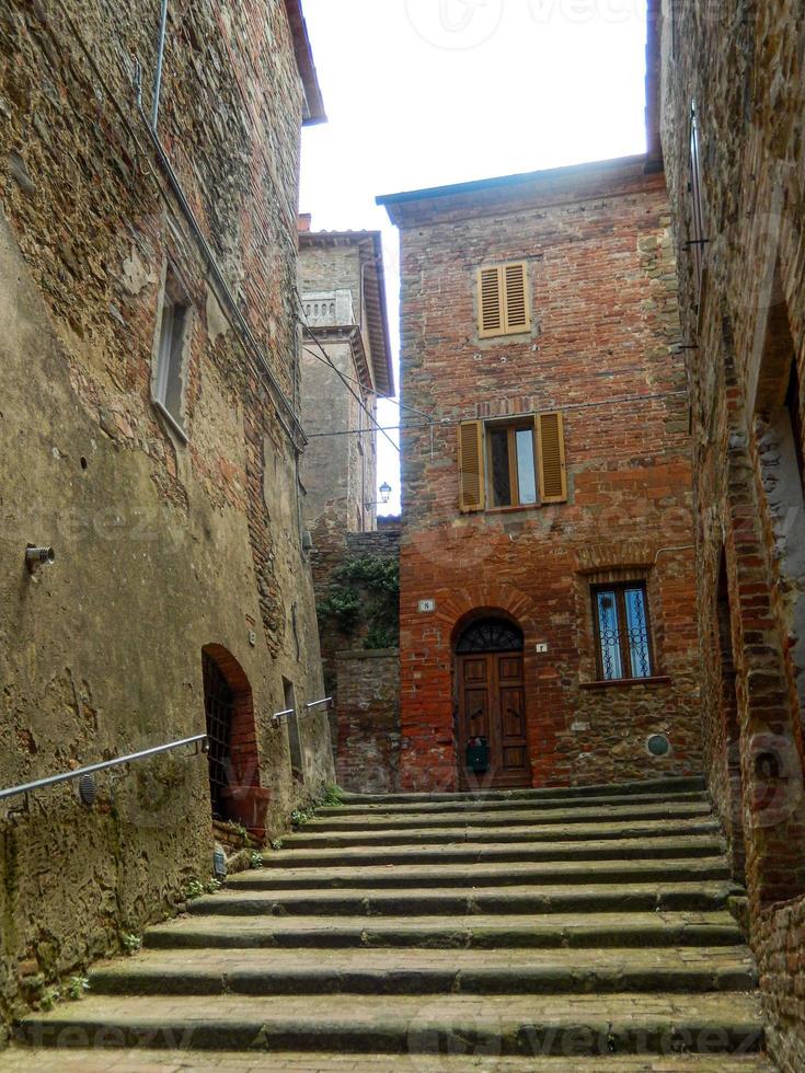 village sans habitants et un grand escalier photo