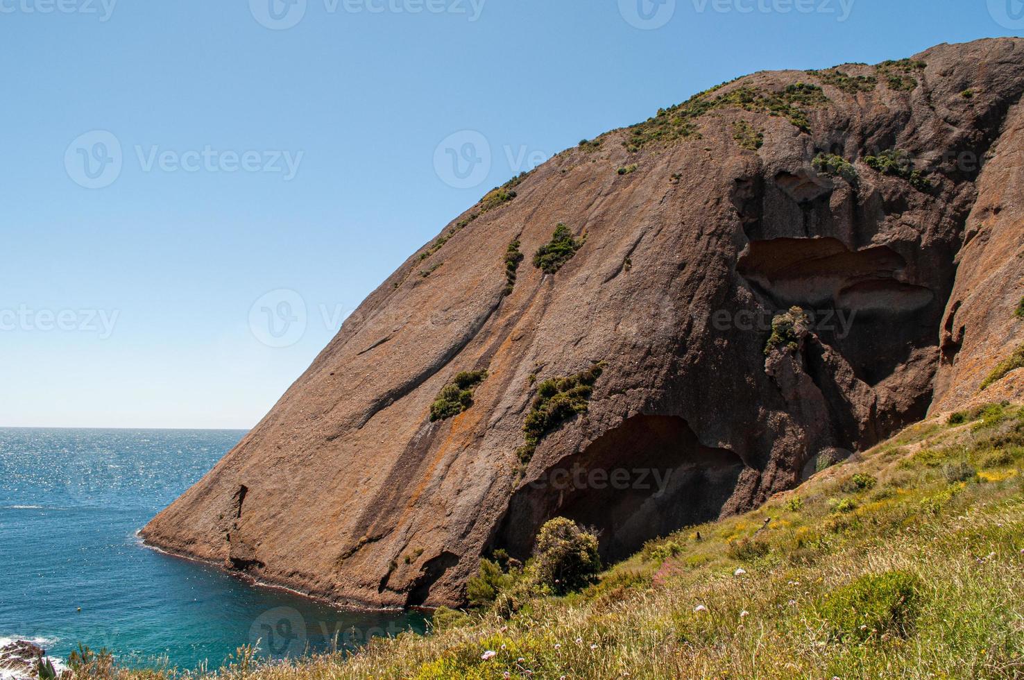 rocher massif en deux dans un champ photo