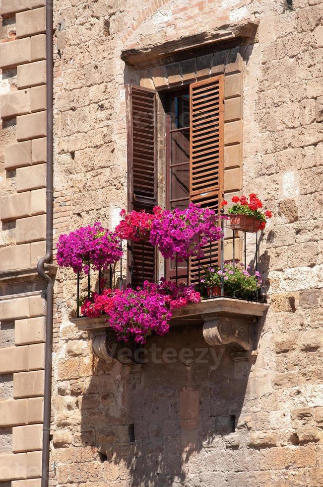 belle fenêtre dans une maison en pierre lors d'une journée ensoleillée en italie photo