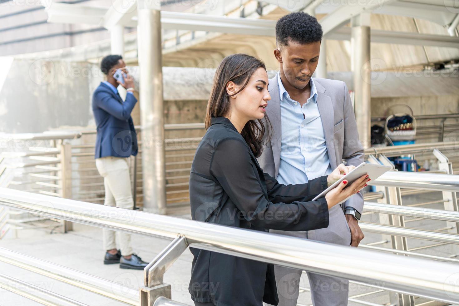 groupe de gens d'affaires. gens d'affaires se réunissant pour parler et partager leurs idées en ville. équipe commerciale et concept de travail d'équipe. des hommes d'affaires debout à l'extérieur de la ville discutant d'un nouveau projet. photo