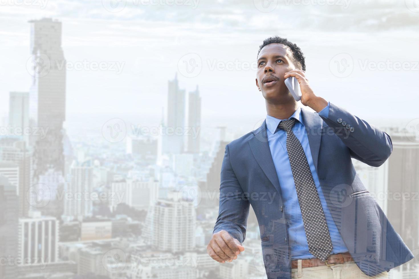 gens d'affaires utilisant un smartphone en ville. portrait d'un bel homme d'affaires. homme d'affaires moderne. jeune homme confiant en costume complet, debout à l'extérieur, regardant loin avec le paysage urbain en arrière-plan photo