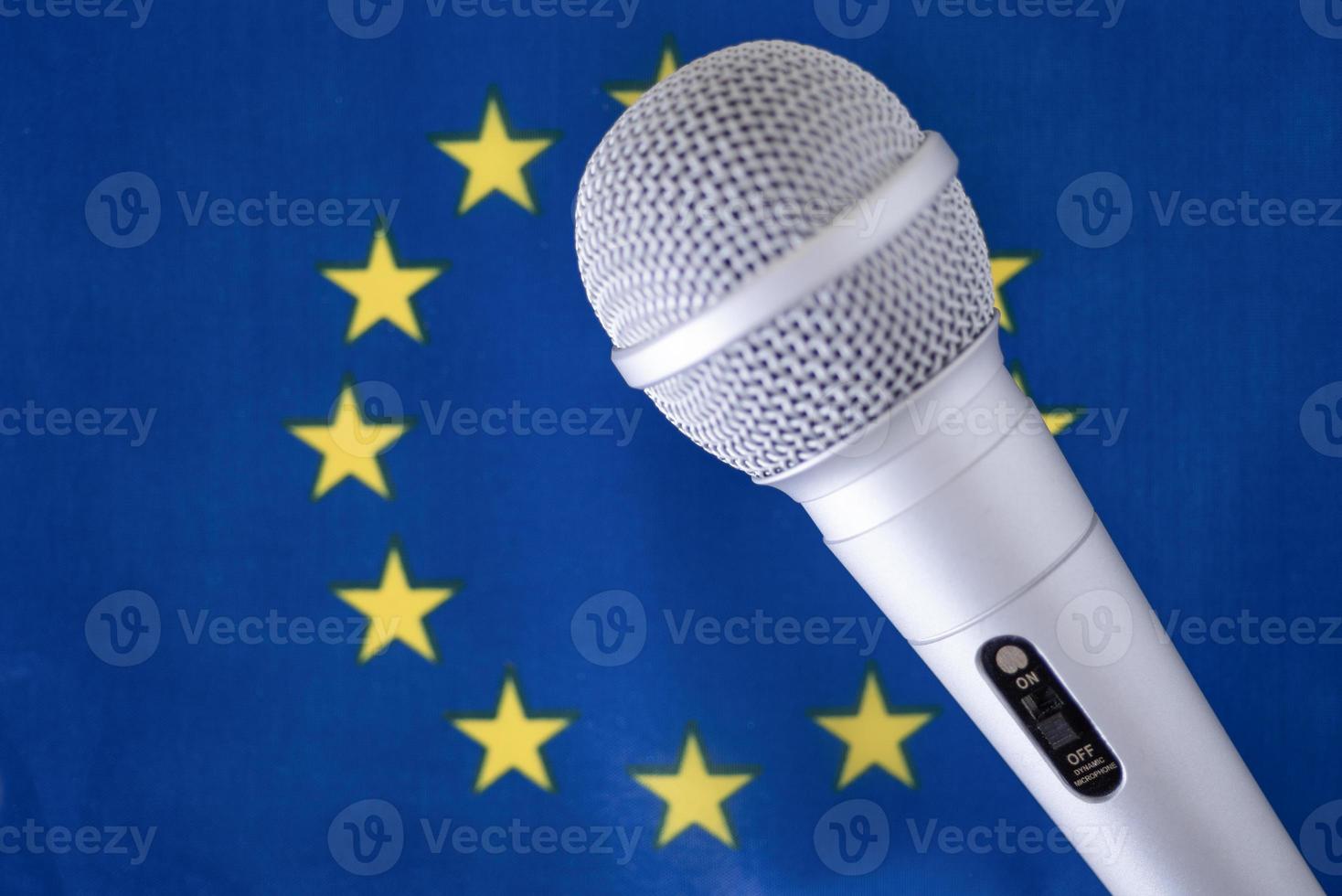 drapeau européen et microphone, journée mondiale de la liberté de la presse. photo
