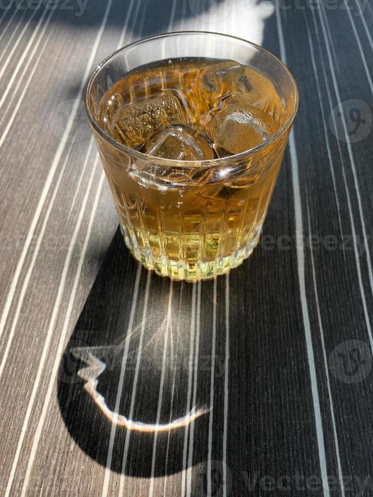 longdrink au gingembre ou highball dans un verre à boire sur la table photo
