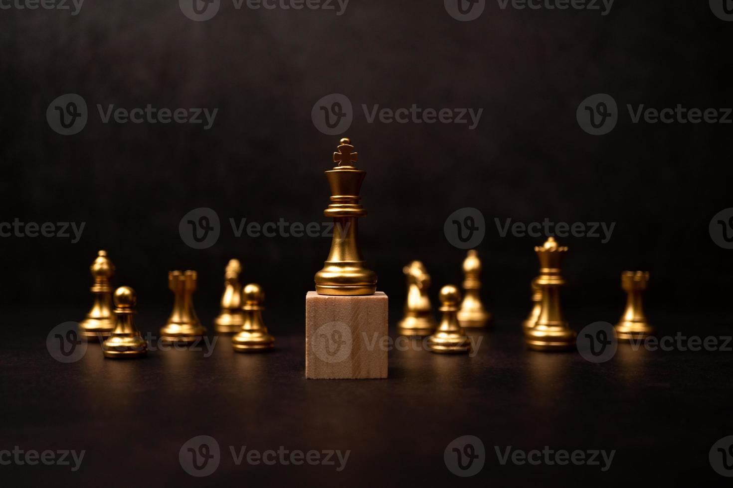 échecs du roi d'or debout sur un support en bois. le concept de leaders dans les bonnes organisations doit avoir une vision et peut prédire les tendances commerciales et évaluer les concurrents photo