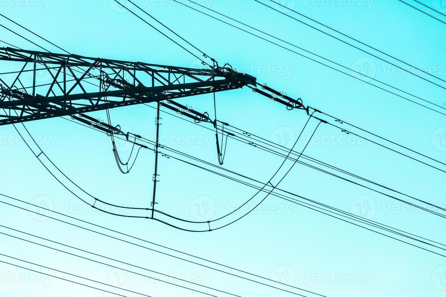 gros plan sur les câbles du réseau électrique sous le ciel bleu, image abstraite photo
