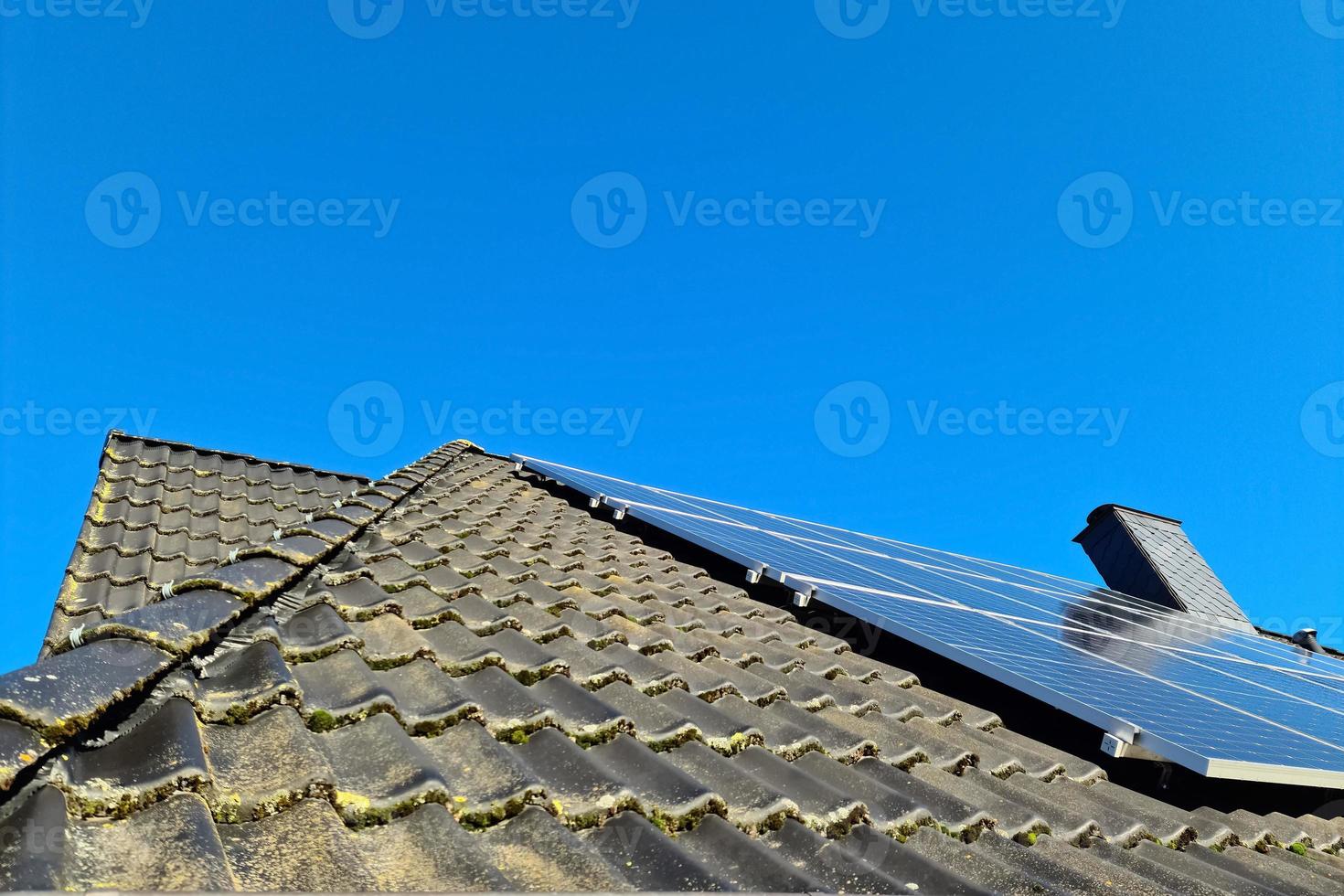 panneaux solaires produisant de l'énergie propre sur le toit d'une maison d'habitation photo