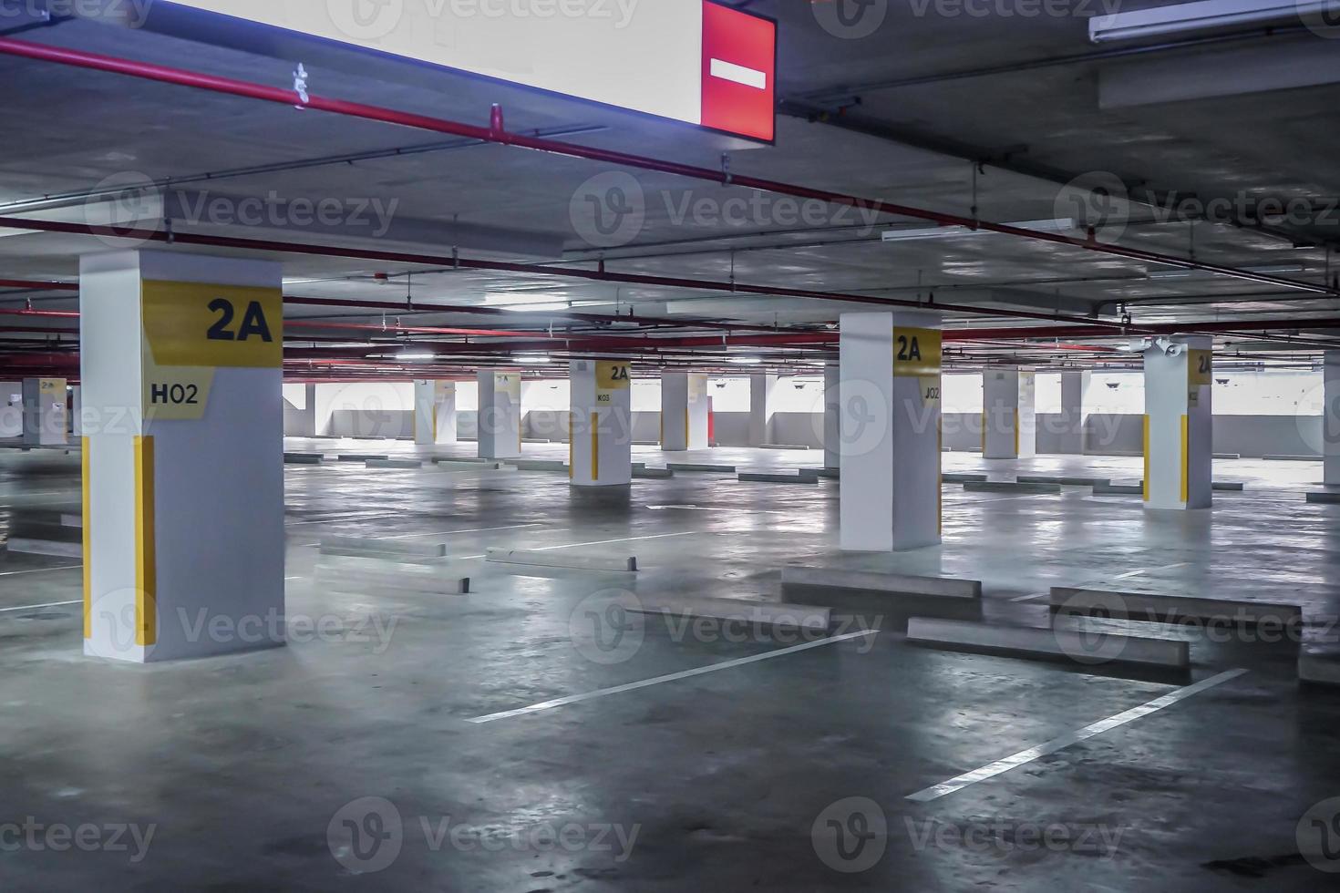 parking vide dans le bâtiment l'après-midi photo