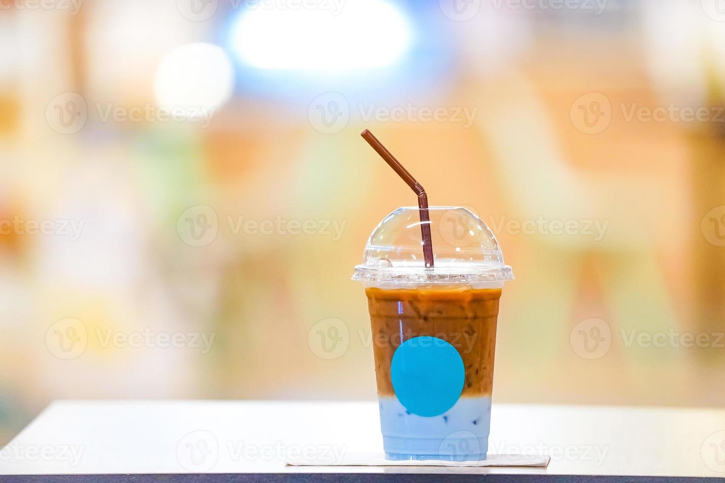 café au lait bleu au fond photo