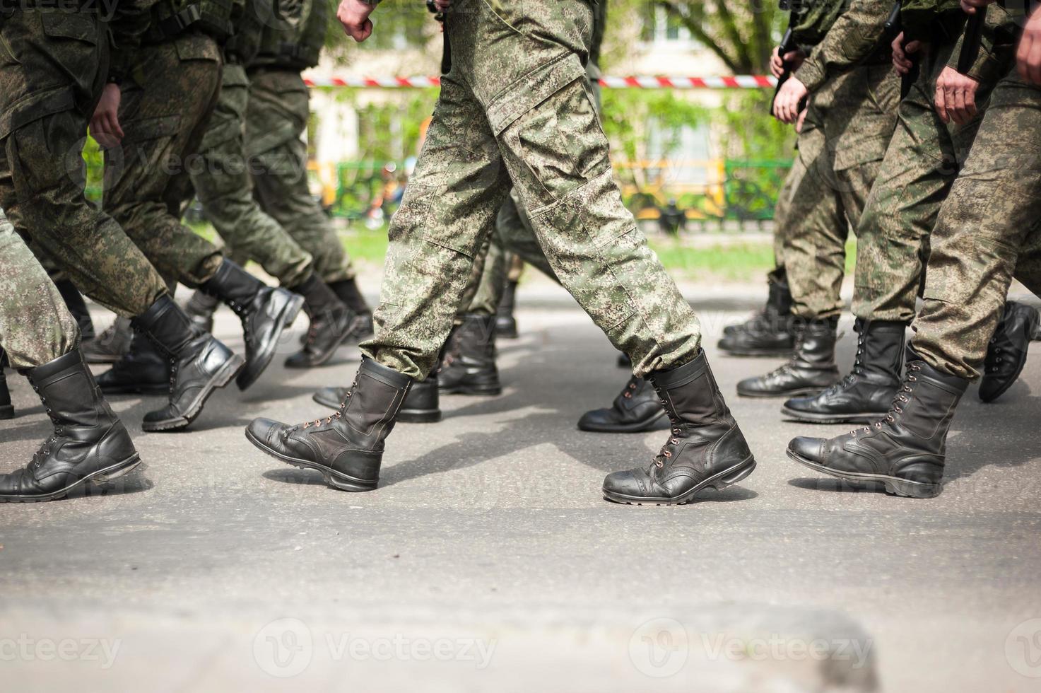 marchant des soldats dans des bottes militaires photo