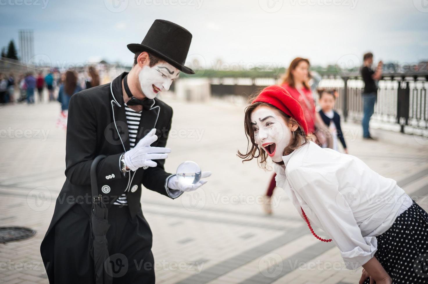 mime dans la rue attendant de rencontrer son amant photo