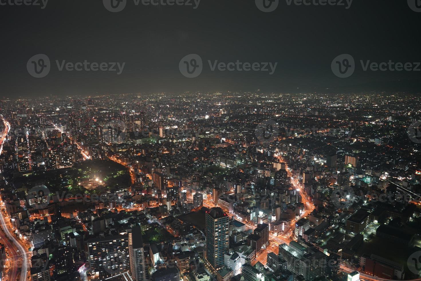 connexion réseau avec cercle de lumière néon et vide à l'intérieur pour tout logo ou icône d'entreprise., sur fond de bâtiment élevé la nuit. photo