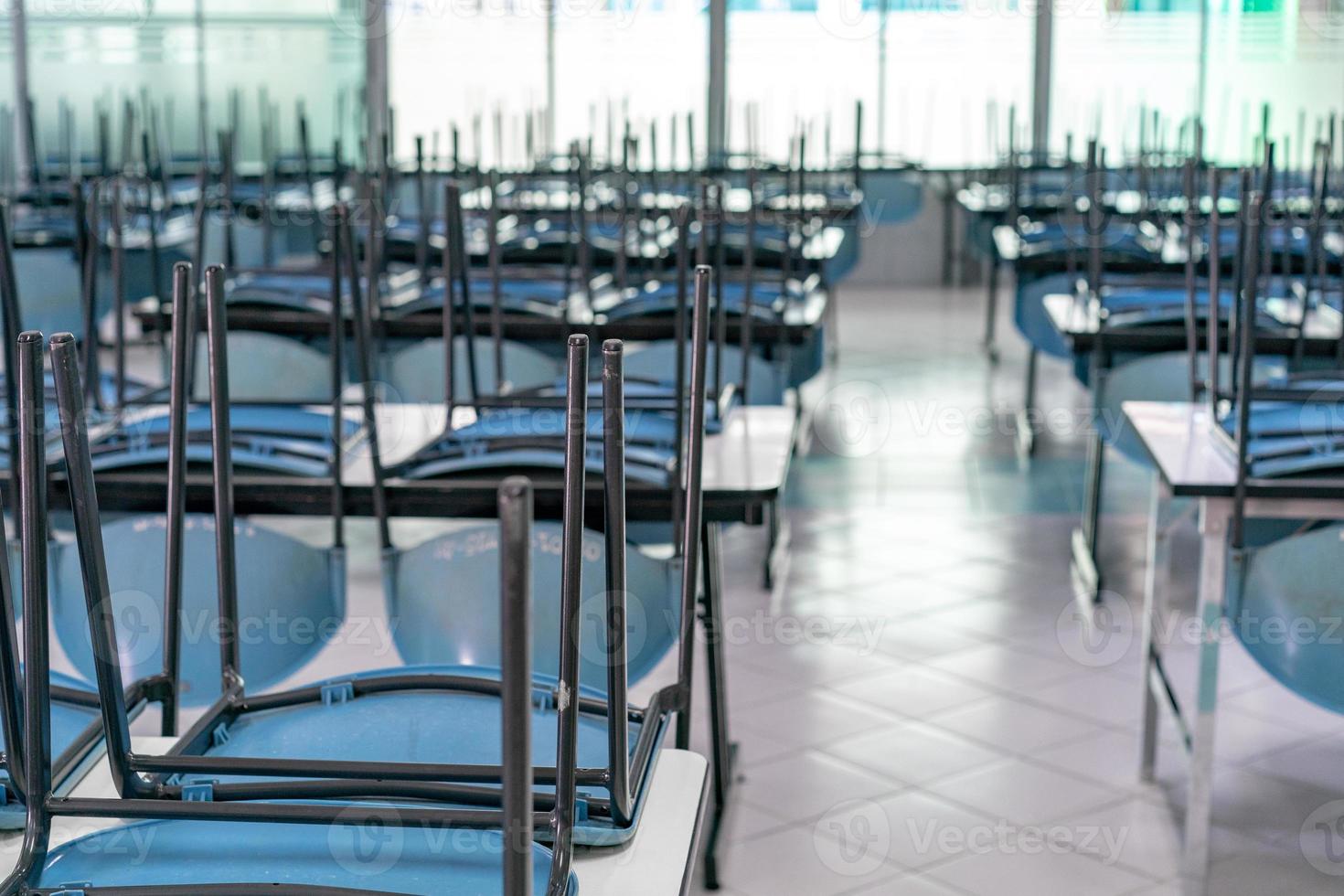 chaise sur la table dans la cantine fermée photo