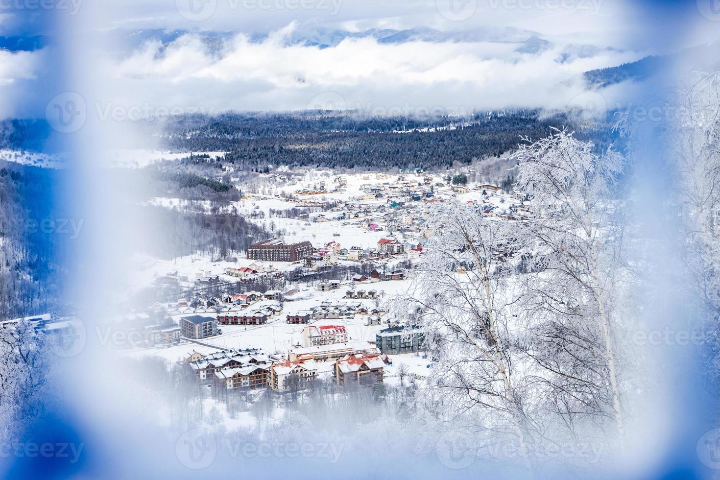 toile de sécurité bleue sur la route de ski photo