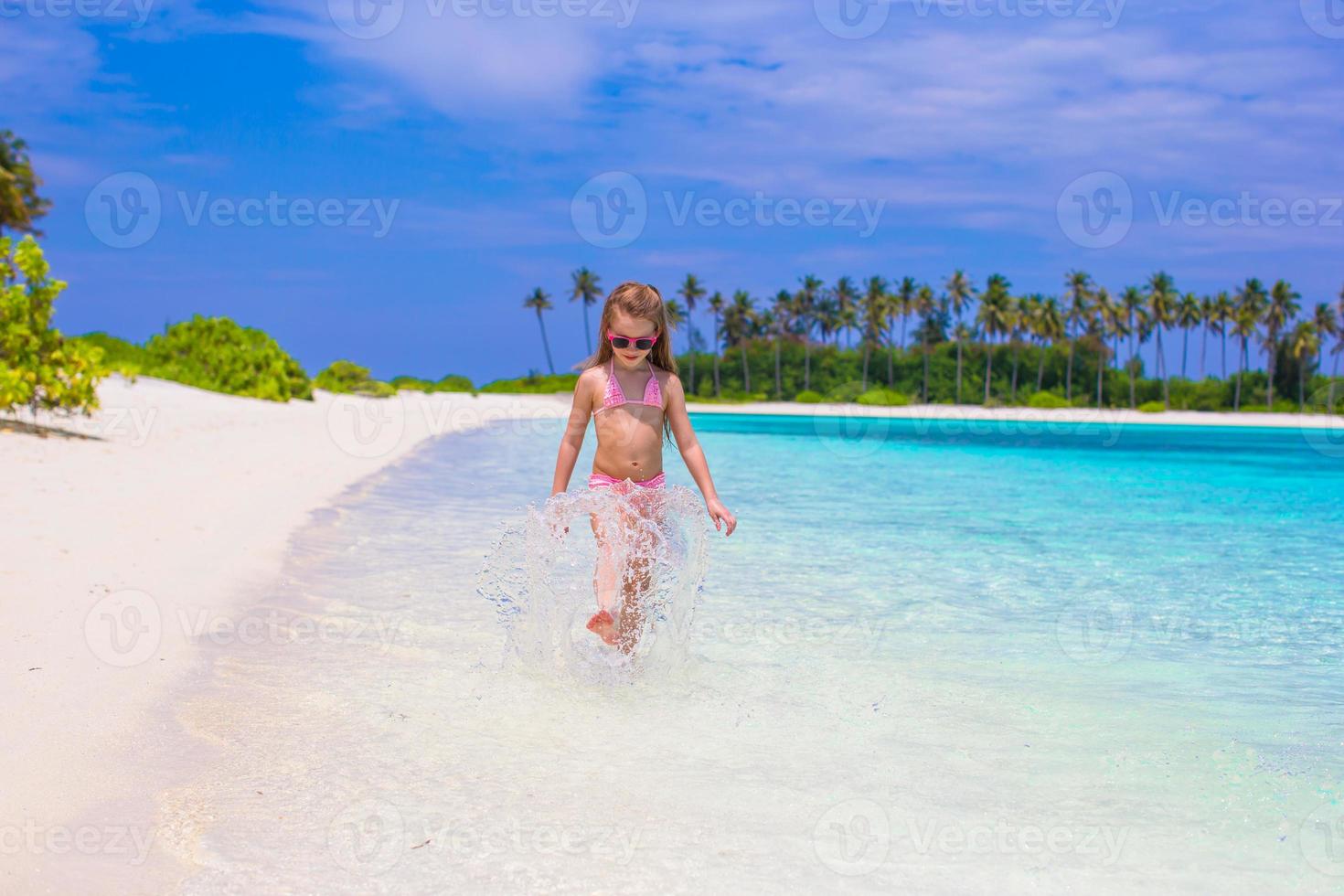 adorable petite fille à la plage pendant les vacances d'été photo