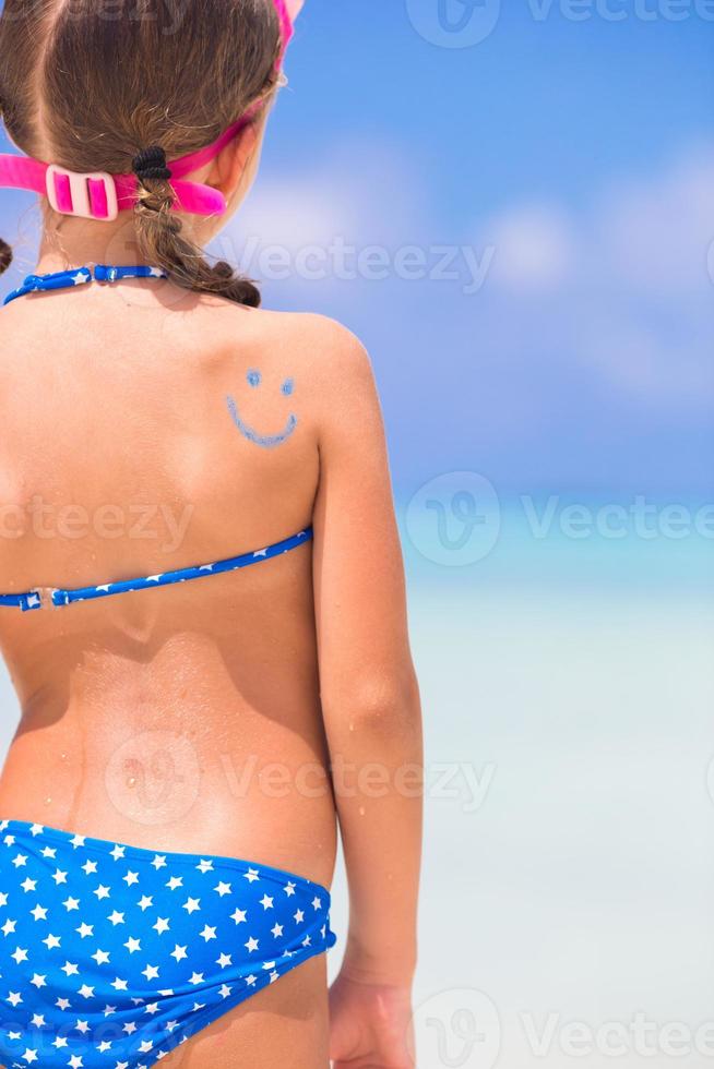 gros plan sourire peint par crème solaire sur l'épaule de l'enfant photo