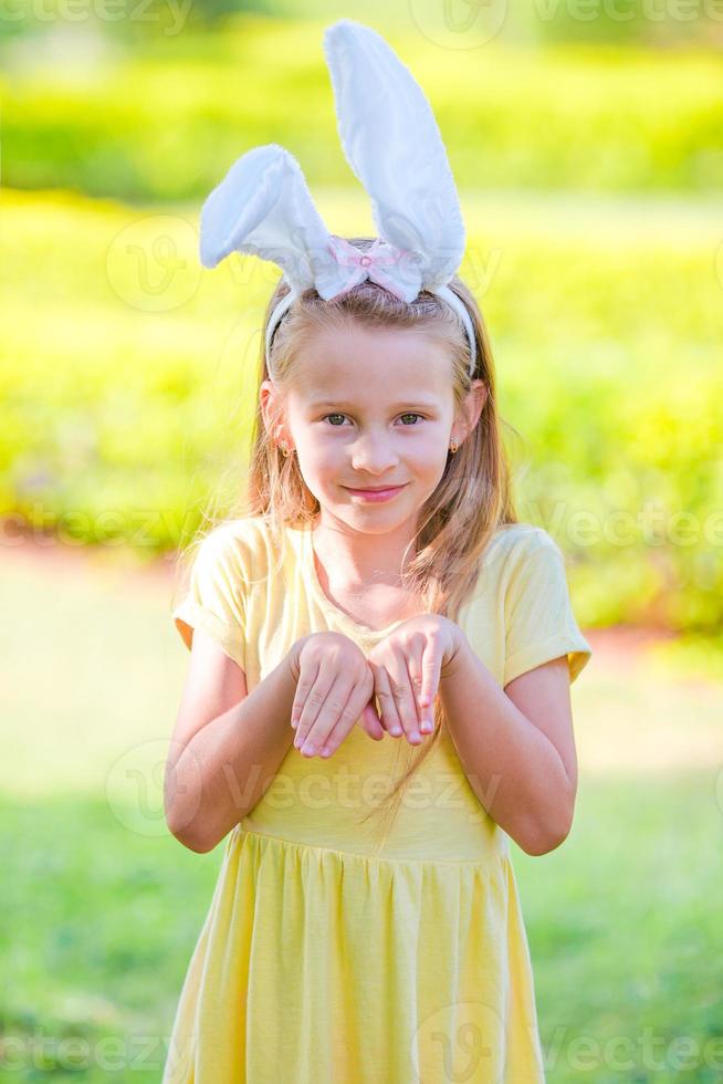 adorable petite fille portant des oreilles de lapin à pâques photo