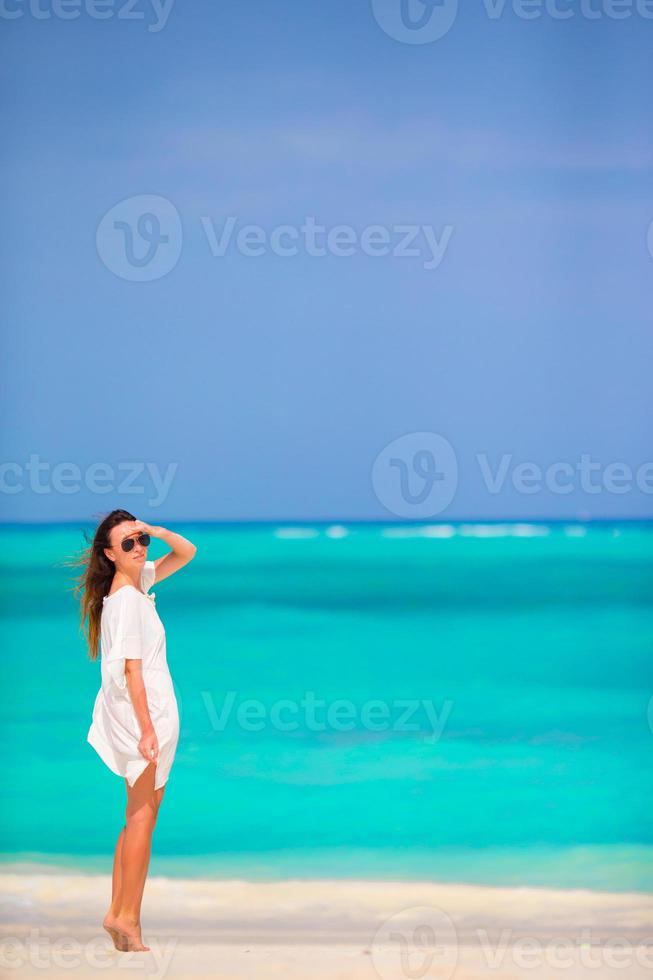 belle jeune femme pendant les vacances à la plage tropicale photo