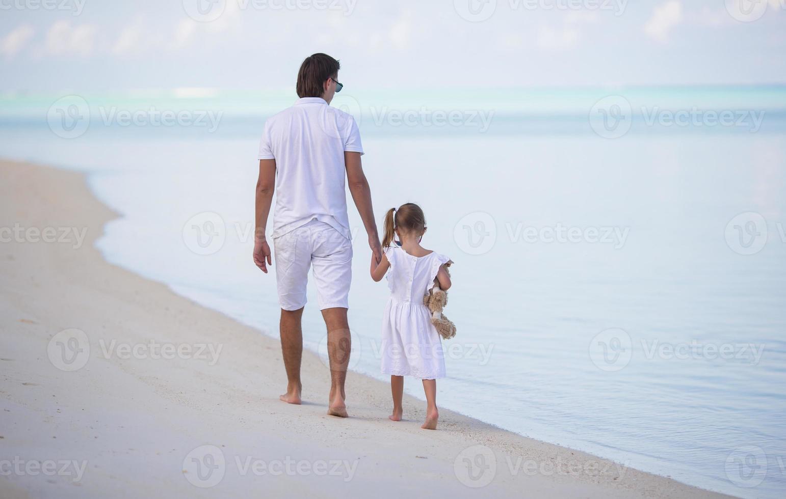 papa et petite fille avec un jouet en peluche pendant les vacances d'été photo