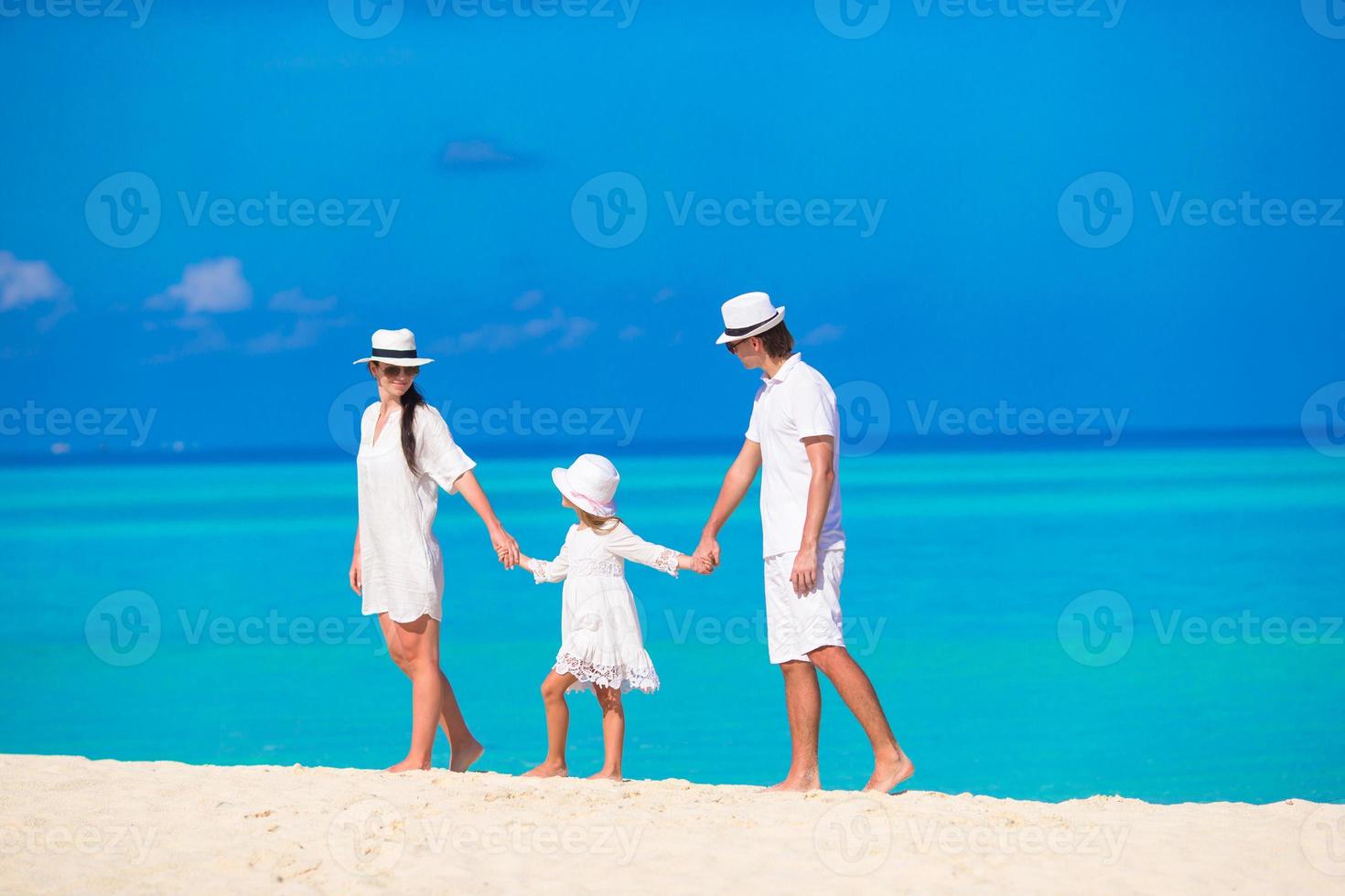 famille heureuse sur la plage blanche aux maldives photo