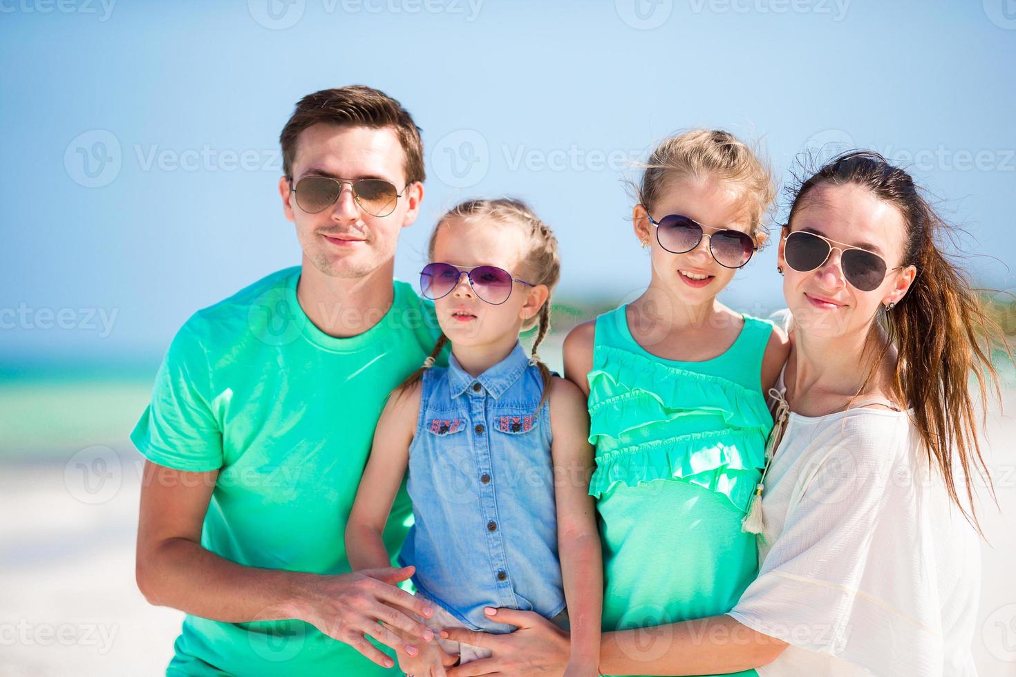 portrait de famille de quatre personnes photo