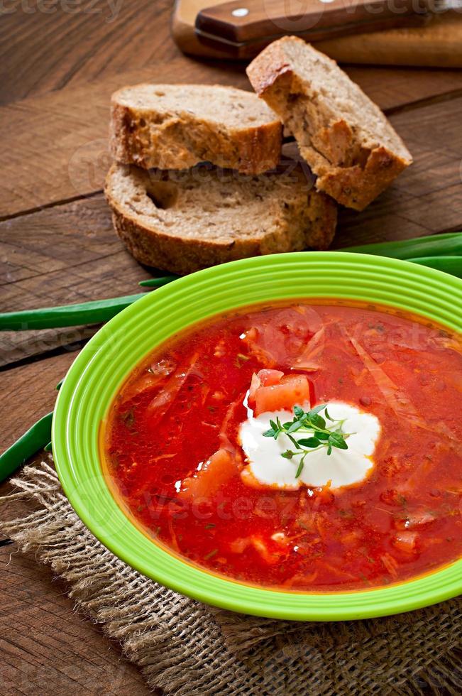soupe de bortsch aux légumes russe ukrainienne traditionnelle photo