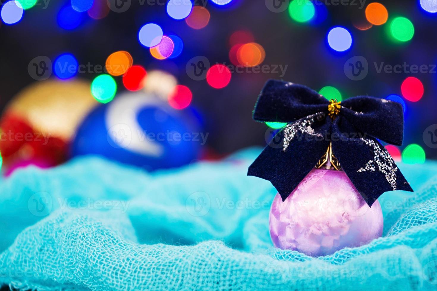 fond de noël avec des boules et des guirlandes photo