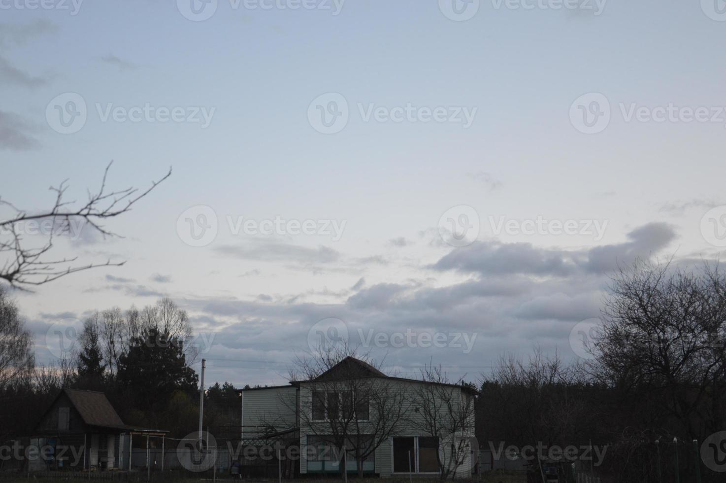 nuages orageux le soir sur le ciel du village photo