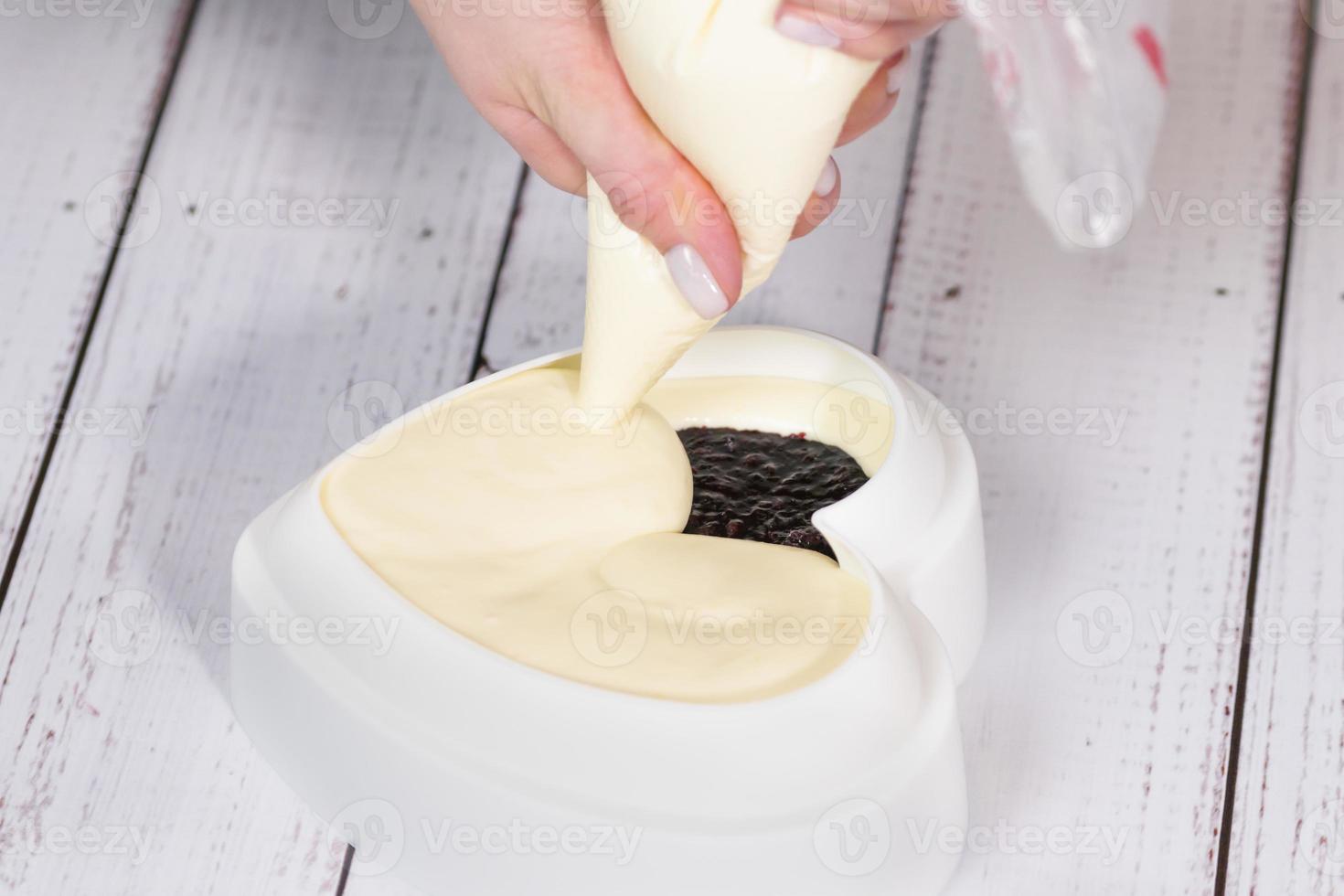 processus étape par étape de fabrication de gâteau mousse avec glaçage miroir. cuisine dessert français. miroir gelé, cerise sur le gâteau. photo
