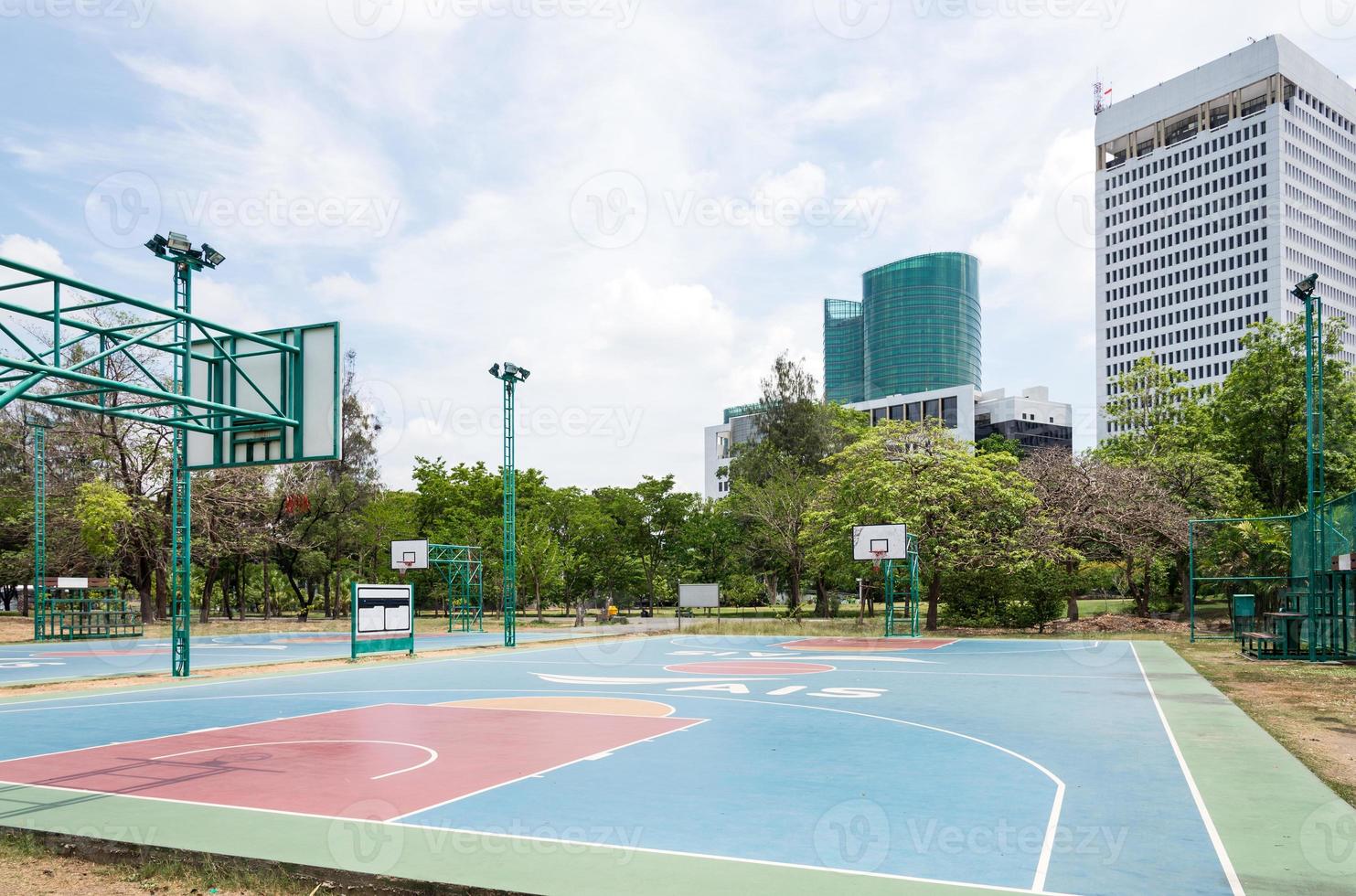 terrain de basket dans le parc urbain. photo