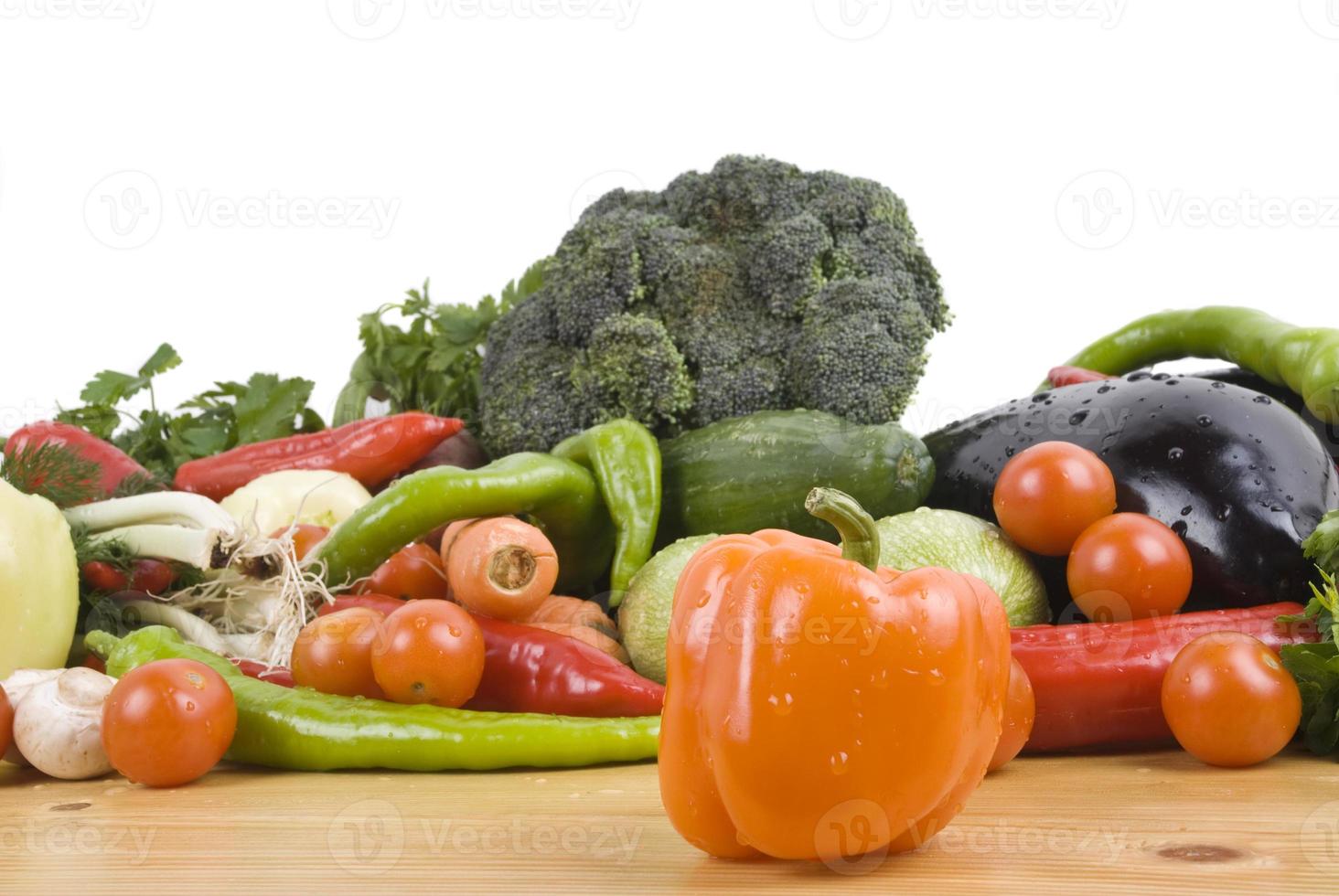 légumes frais sur blanc photo
