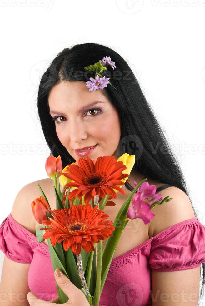femme avec bouquet de fleurs de printemps photo