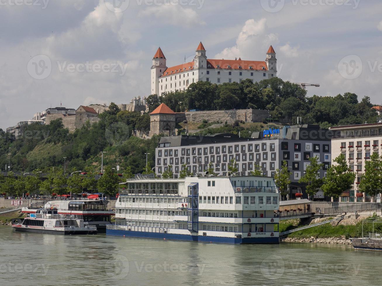 bratislava au bord du danube photo