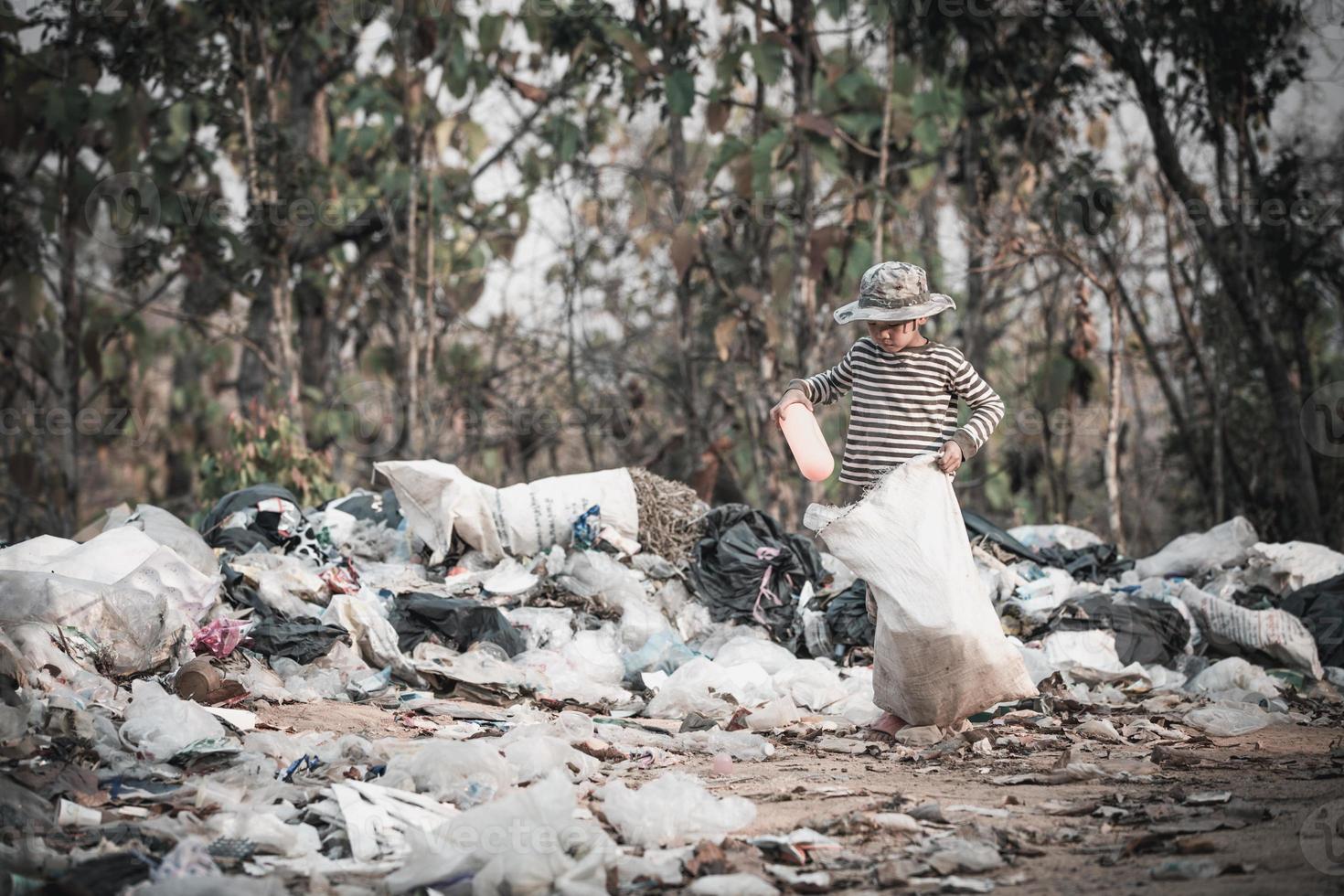 les enfants pauvres ramassent les ordures à vendre à cause de la pauvreté, du recyclage des déchets, du travail des enfants, du concept de pauvreté, de la journée mondiale de l'environnement, photo