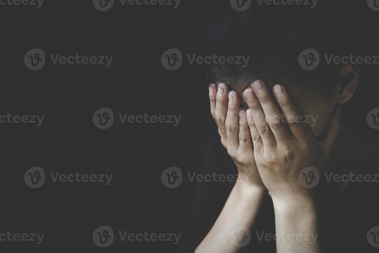 la fille a peur et essaie de se protéger avec les mains. mettre fin à la violence contre les femmes, campagne contre le viol et la traite des êtres humains photo