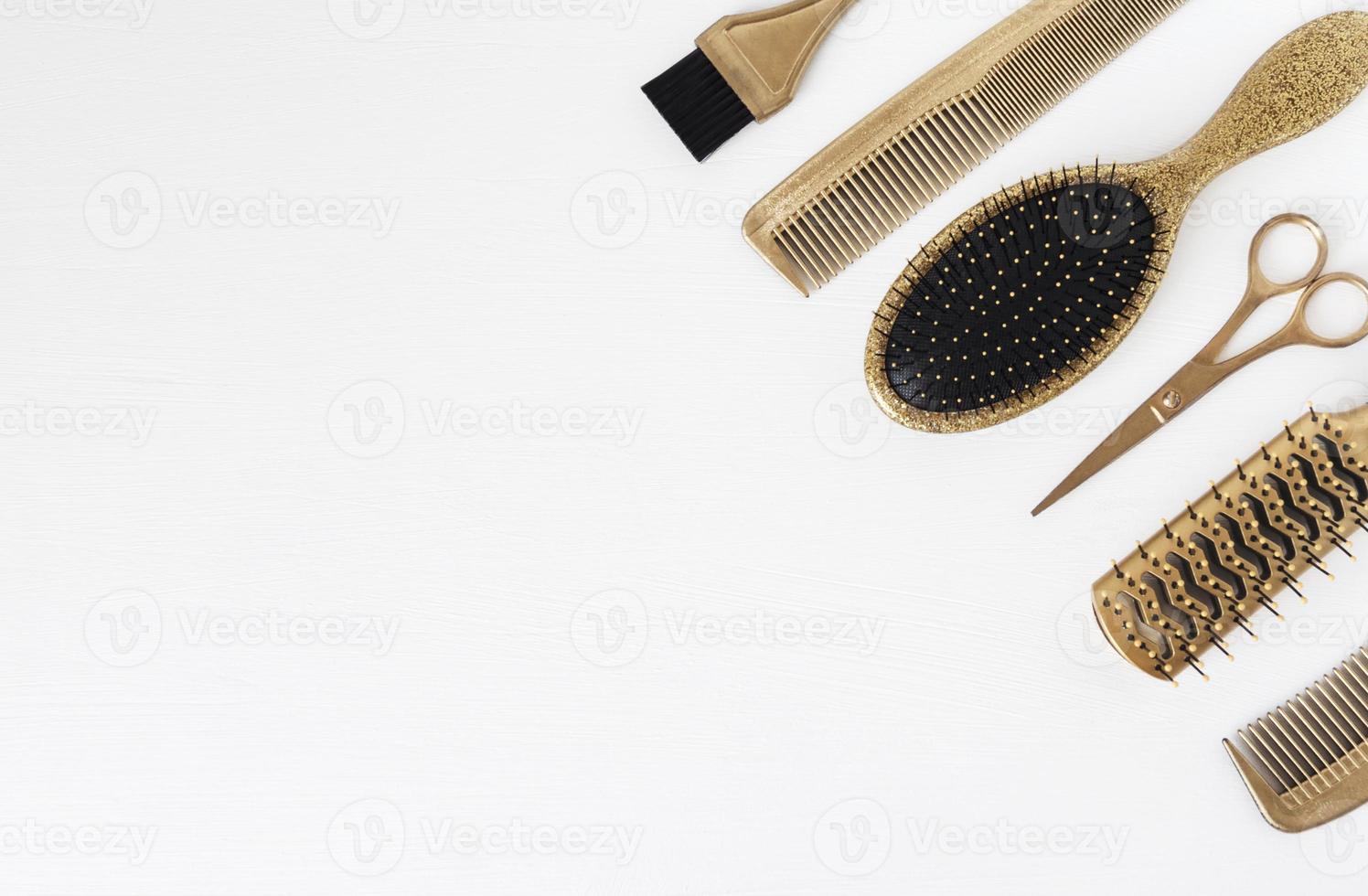 outils de coiffeur dorés sur fond blanc, ciseaux, peigne, clip, brosse. accessoires de salon de coiffure, modèle avec espace pour le texte photo