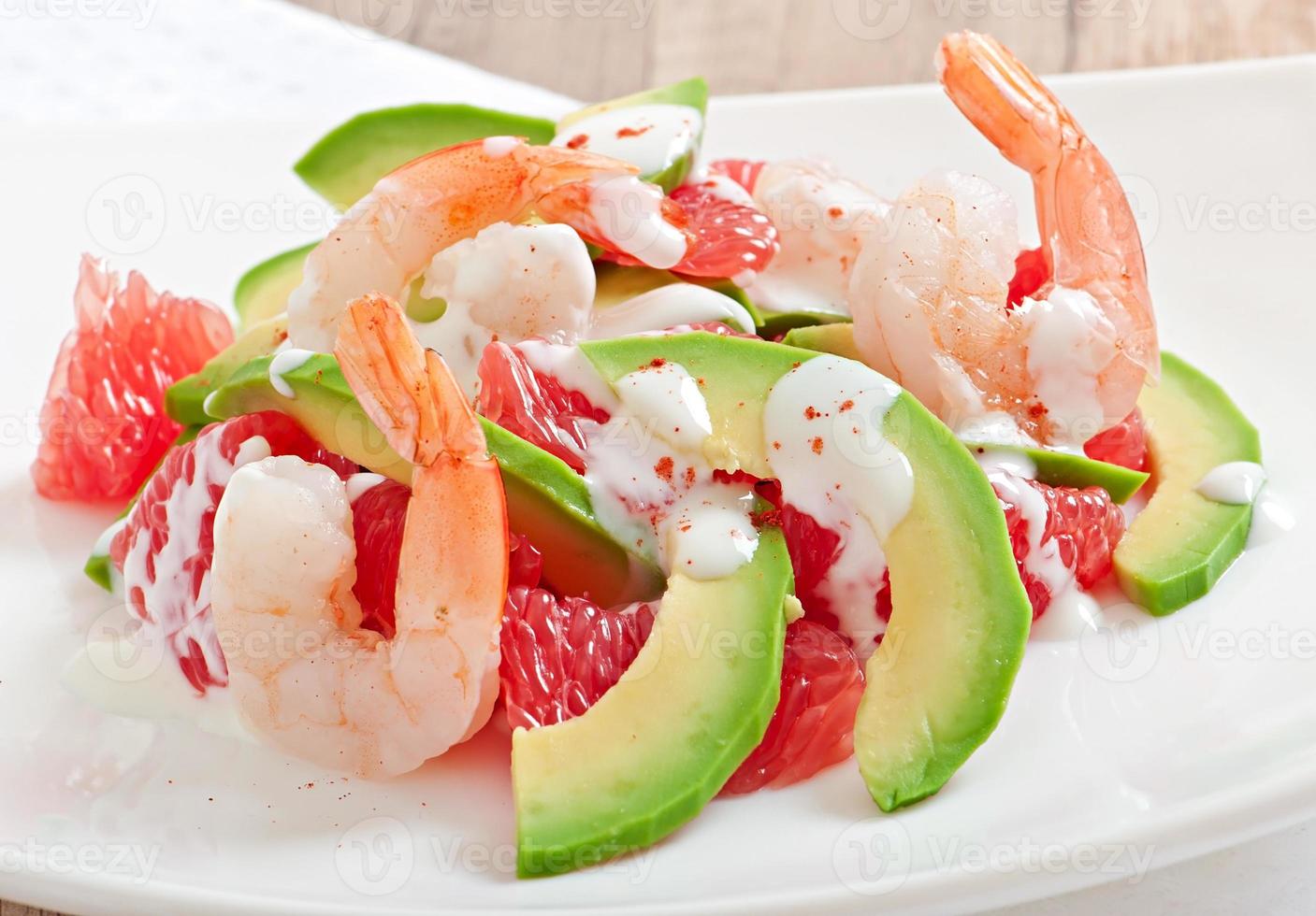 salade californienne - un mélange d'avocat, de pamplemousse et de crevettes, assaisonné de yogourt au poivre de cayenne photo